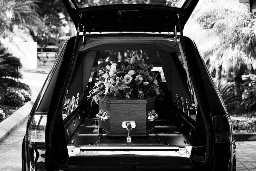 Cum asigură o firmă de pompe funebre din Vâlcea caracterul solemn al unei înmormântări 1