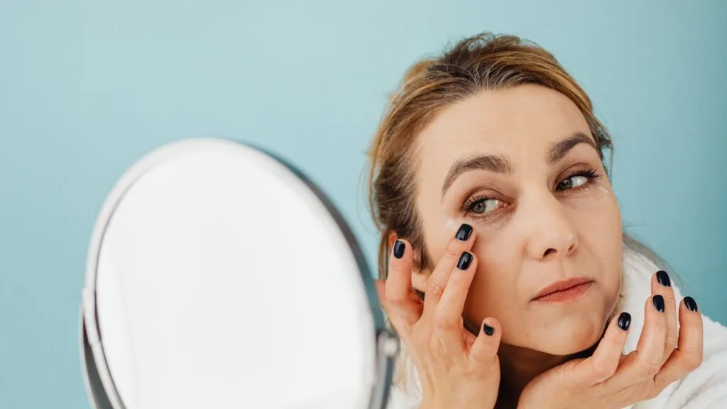 Acidul hialuronic: ingredientul esențial pentru hidratare profundă și un ten vizibil mai tineresc 1 Acidul hialuronic: ingredientul esențial pentru hidratare profundă și un ten vizibil mai tineresc